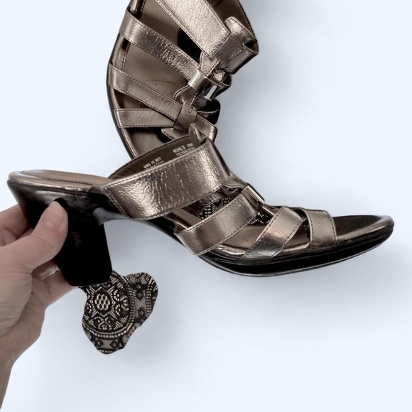 Kohl's Silver Sandals with Crisscross Straps 10 - Picture 2 of 4